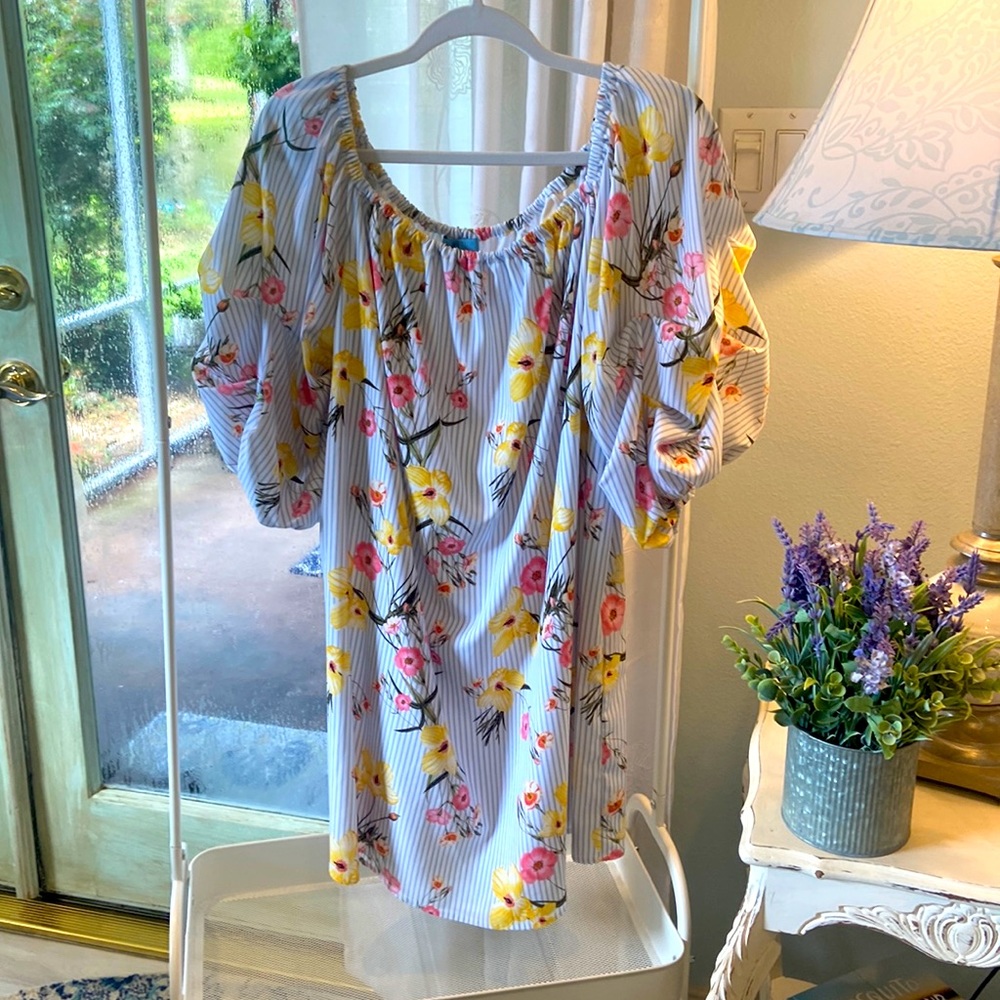Floral bell sleeved CeCe Dress fully lined, runs big. Length is 28 inches